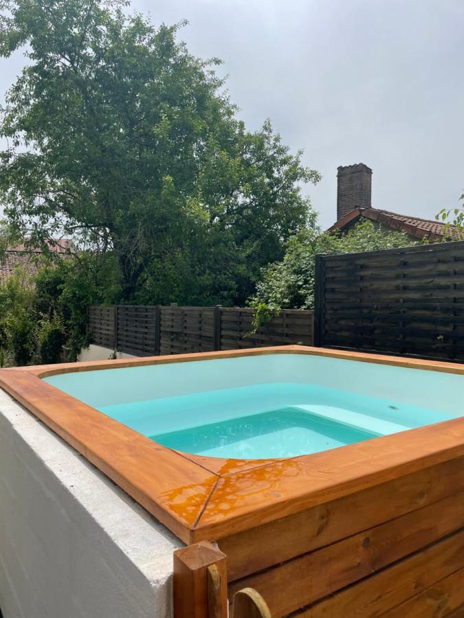 La Chapelle-Saint-Etienne Beautiful Cottage With Private Plunge Pool/Hot Tub - 40 Mins From Puy Du Fou מראה חיצוני תמונה