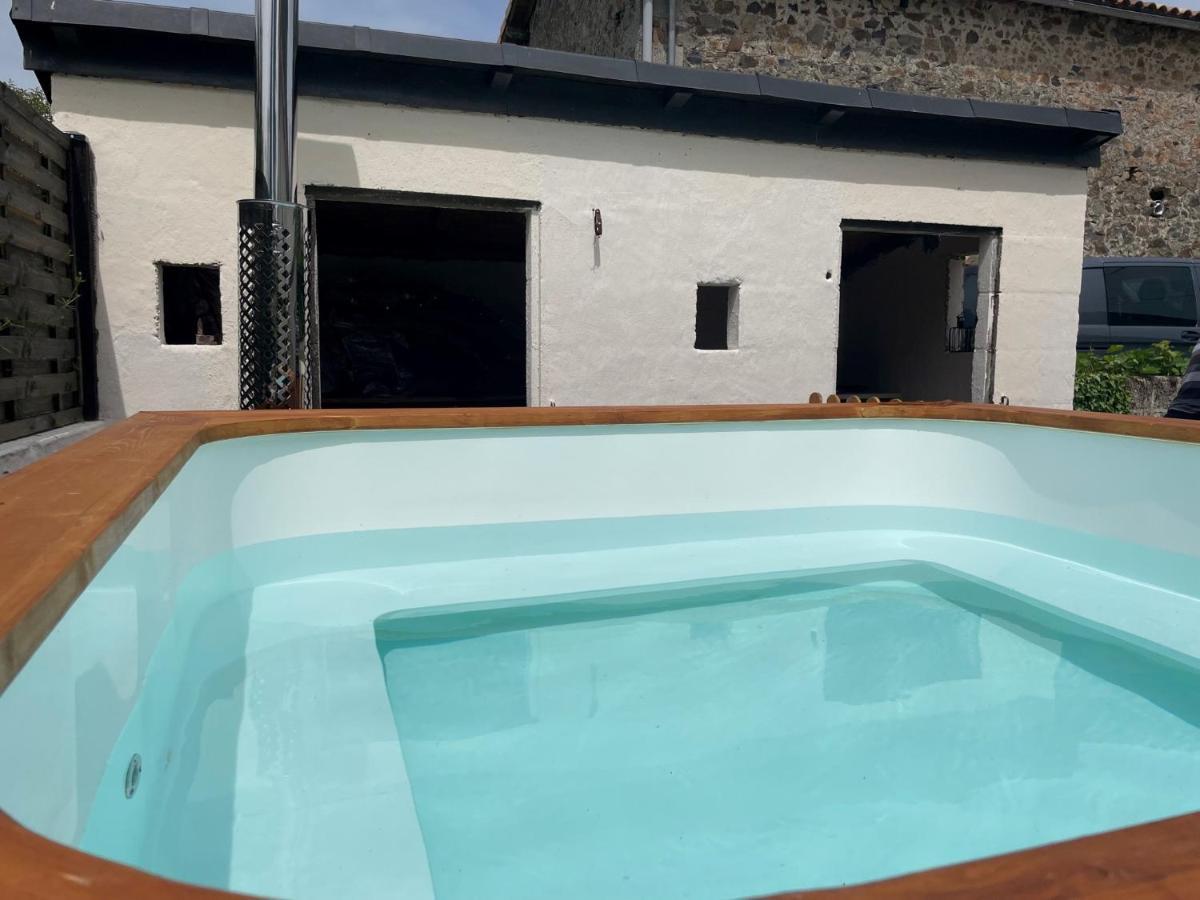La Chapelle-Saint-Etienne Beautiful Cottage With Private Plunge Pool/Hot Tub - 40 Mins From Puy Du Fou מראה חיצוני תמונה